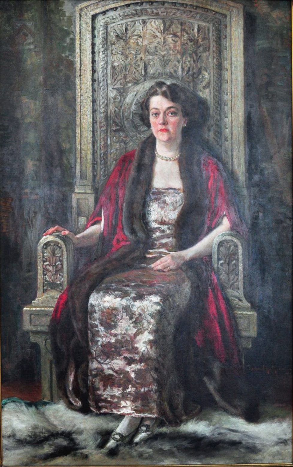 1-Alma_de_Bretteville_Spreckels_in_Queen_Marie_of_Roumanias_audience_chair_1924_Maryhill_Museum_BD