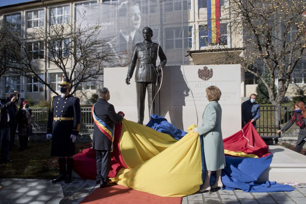 20211025-Sinaia-Statuia-Regelui-Mihai-I-Majestatea-Sa-Margareta-Custodele-Coroanei_ANG9940-copy