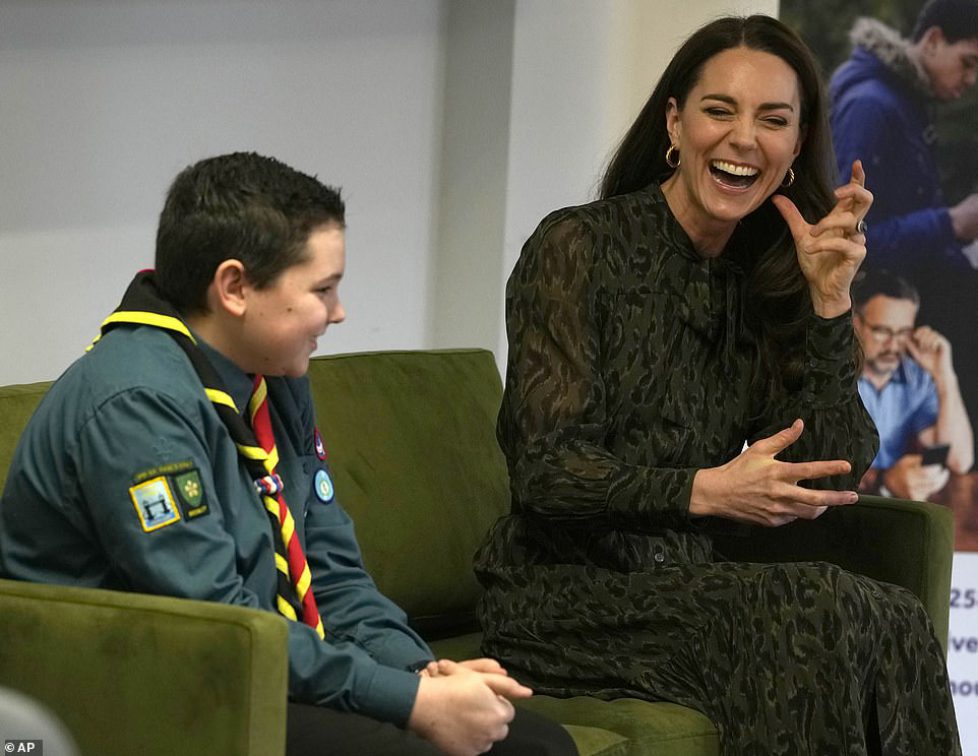 53392649-10442733-Making_Kate_laugh_The_Duchess_of_Cambridge_shared_a_joke_with_Sc-m-58_1643201193173 53392649-10442733-Making_Kate_laugh_The_Duchess_of_Cambridge_shared_a_joke_with_Sc-m-58_1643201193173
