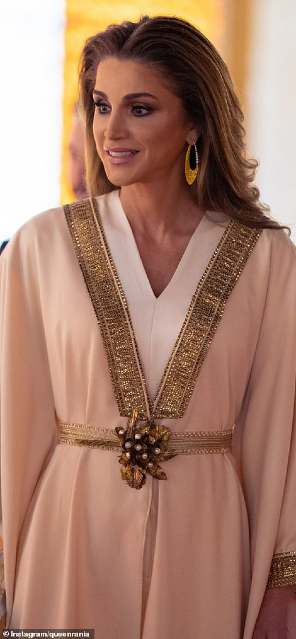 50602791-10211883-Queen_Rania_wore_a_cream_dress_with_gold_accessories-m-18_1637163938570