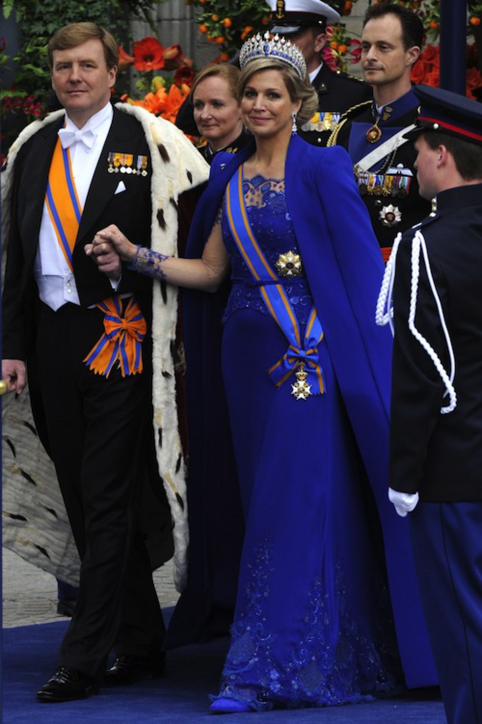Maxima-in-een-blauwe-jurk-en-mantel-van-Jan-Taminiau-tijdens-de-inhuldiging