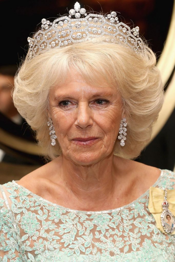 Elisabeth II sommée de rendre le joyau de sa couronne - Gala