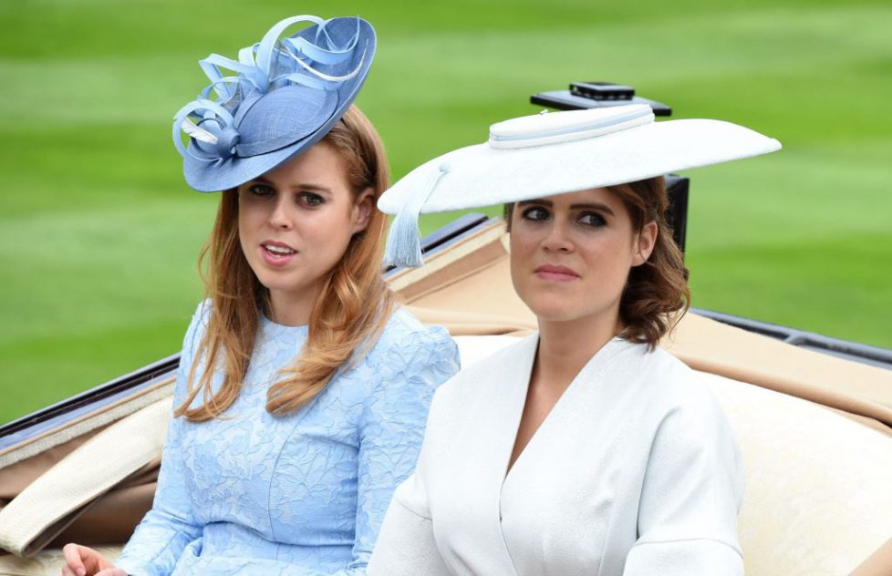 la-princesse-beatrice-princesse-eugenie-york-famille-royale-angleterre-son-arrivee