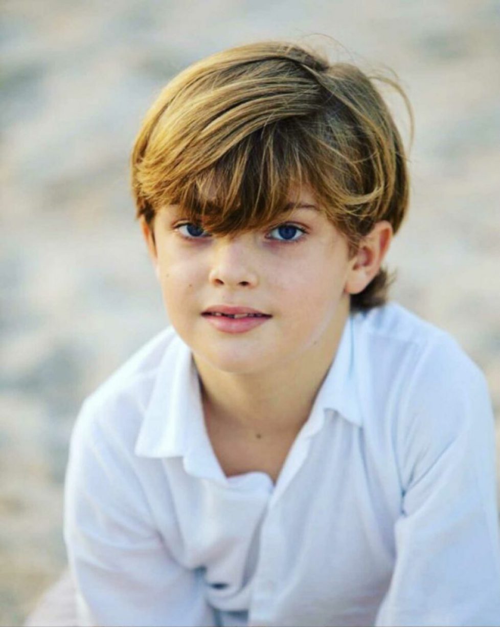 Enfant Beau Petit Garçon De 7 Ans