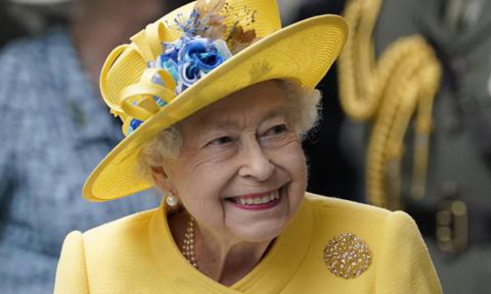 queen-elizabeth-makes-surprise-appearance-in-london