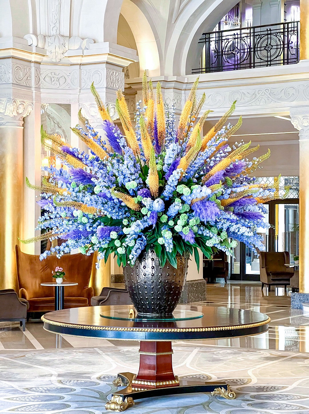 Composition florale à l’Hôtel de Paris à Monte Carlo Noblesse & Royautés