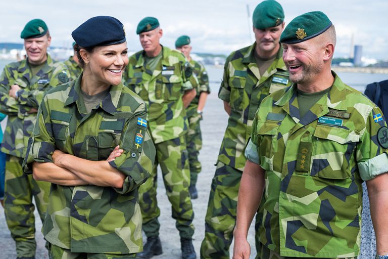 Victoria de Suède cérémonie militaire à Noblesse & Royautés