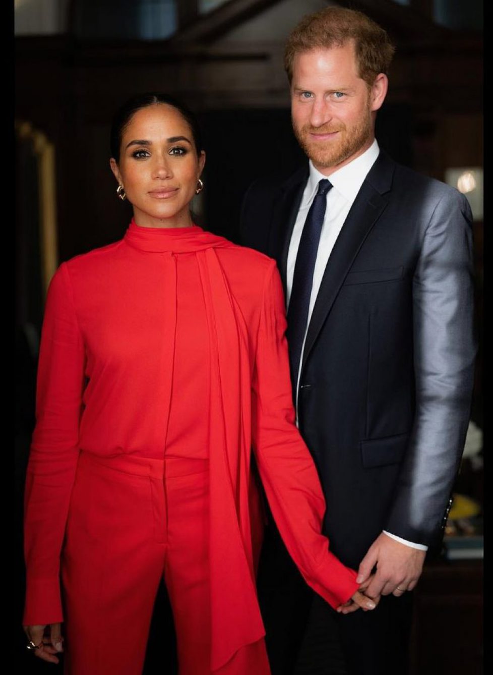 63072121-11276817-Hand_in_hand_Harry_and_Meghan_in_the_newly_released_photos_taken-a-50_1664834222167