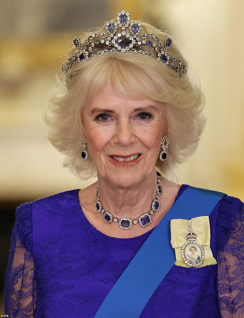 Elisabeth II sommée de rendre le joyau de sa couronne - Gala