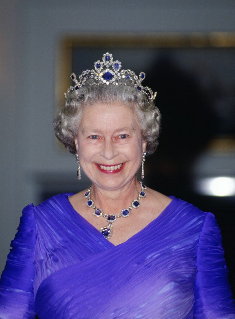 Elisabeth II sommée de rendre le joyau de sa couronne - Gala