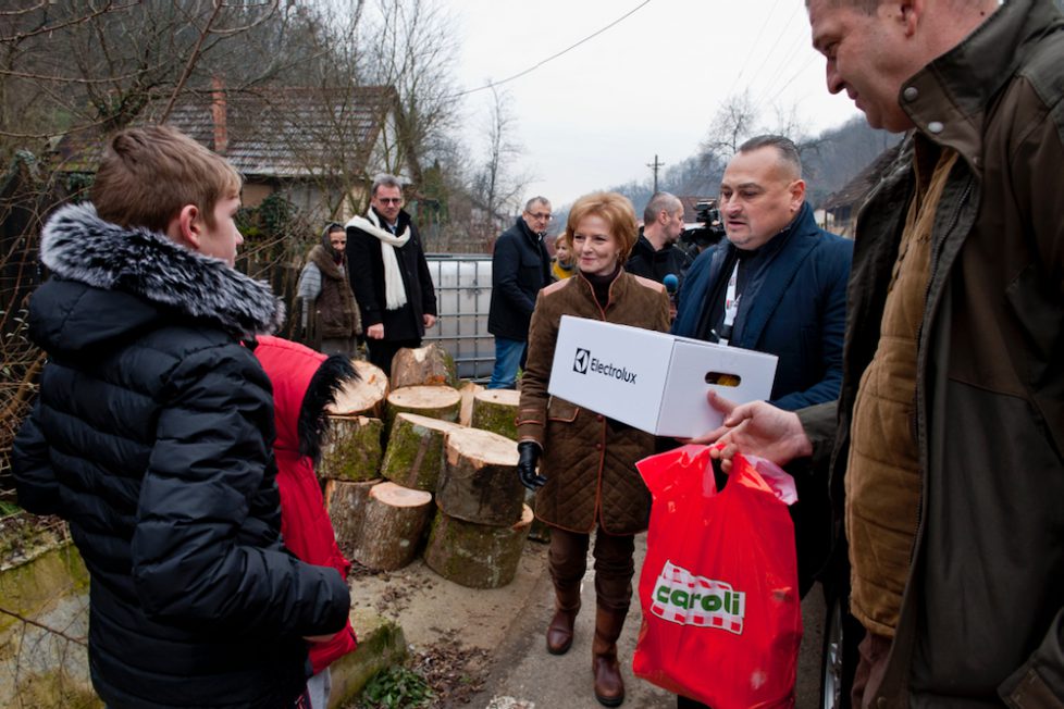 2022_12_22-Regina-Margareta-cadouri-familii-nevoiase-Savarsin-Fundatia-Colectia-Regala-Profi_ANG8238