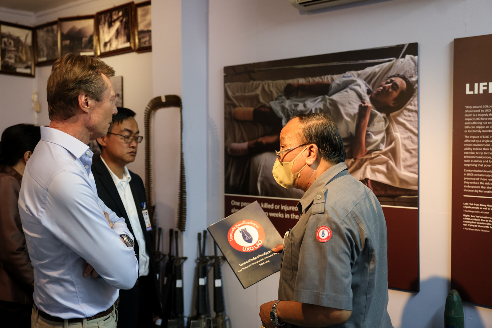 Le grand-duc de Luxembourg dans le nord du Laos – Noblesse & Royautés
