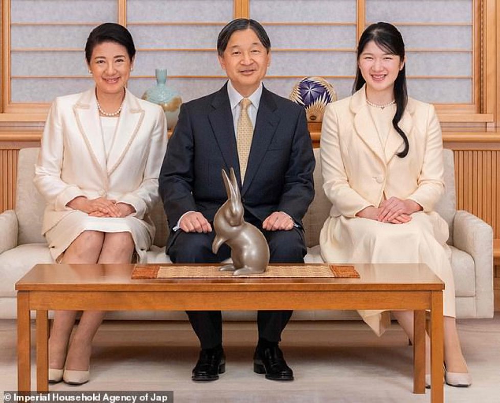 66092707-11589761-Japan_s_Emperor_Naruhito_appeared_in_high_spirits_as_he_posed_fo-m-1_1672565232666