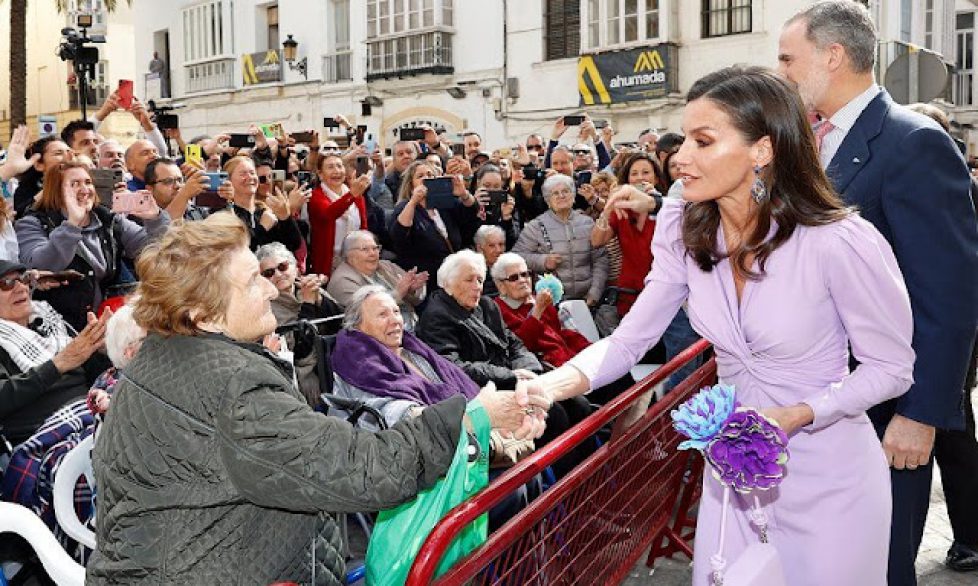 Queen-Letizia-in-Cho-Atelier-dress-2