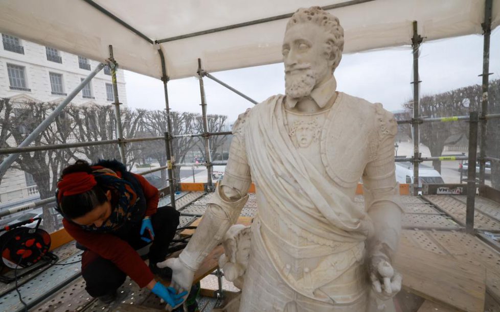La statue d'Henri IV est restaurée