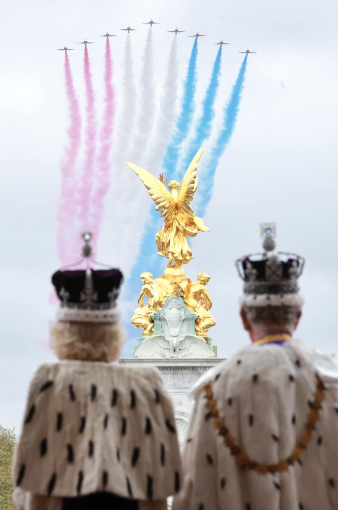 Couronnement du roi Charles III, La couronne de Saint-Édouard quitte la  Tour de Londres pour être ajustée