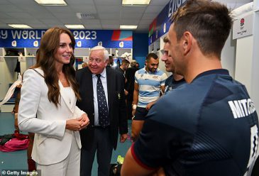 75258169-12499795-Kate_speaks_with_Alex_Mitchell_of_England_following_the_team_s_v-a-33_1694311311362