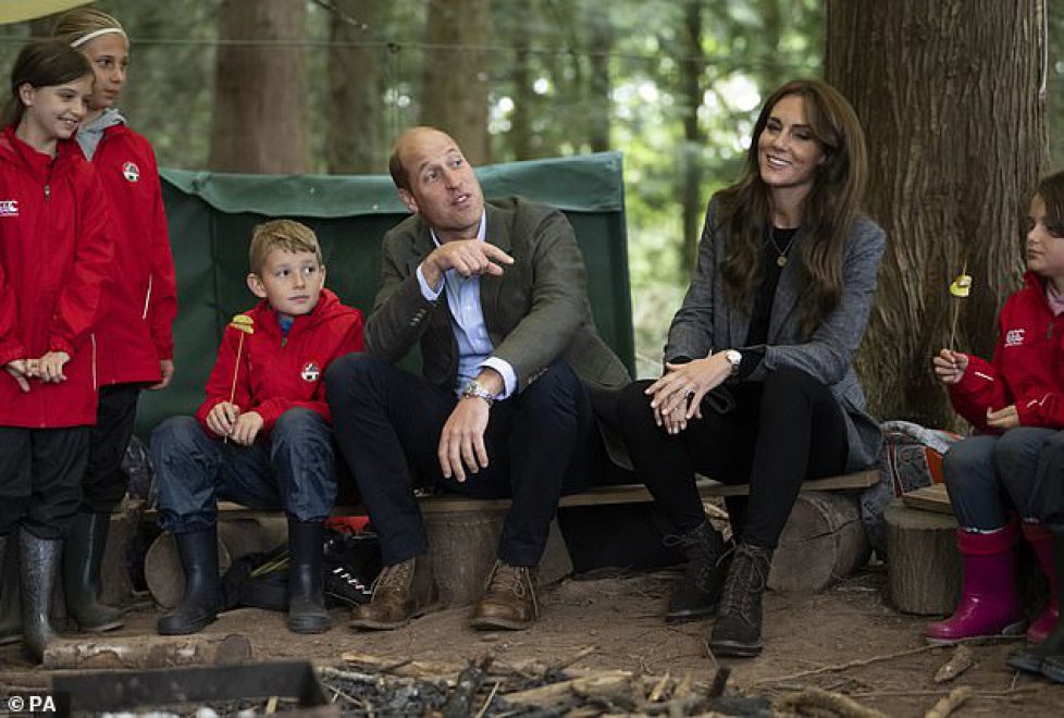 75435607-12517813-The_Prince_and_Princess_of_Wales_during_a_visit_to_Madley_Primar-a-62_1694709768055 75435607-12517813-The_Prince_and_Princess_of_Wales_during_a_visit_to_Madley_Primar-a-62_1694709768055