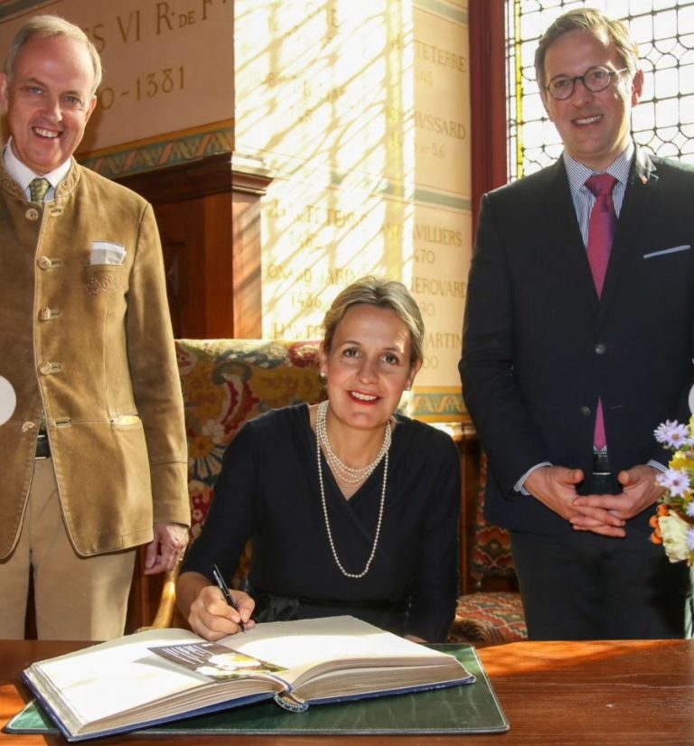 La comtesse de Paris baptise la « rose de Dreux Princesse Philomena