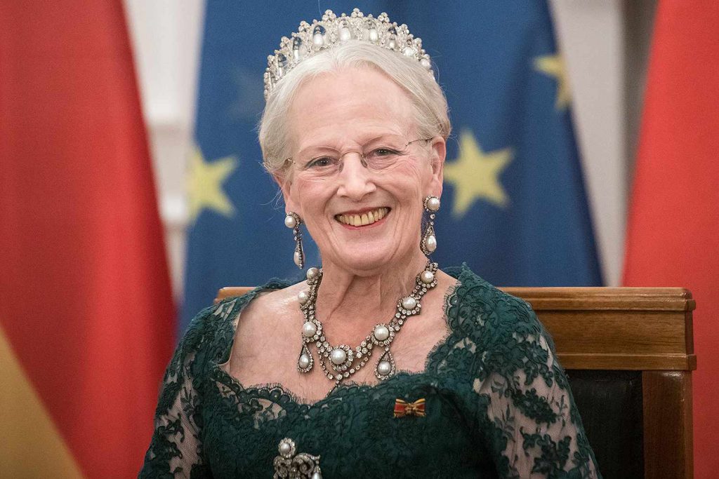 Elisabeth II sommée de rendre le joyau de sa couronne - Gala