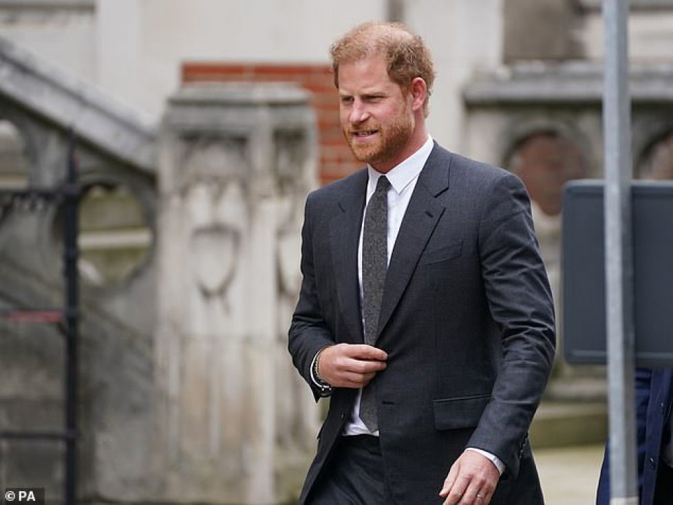 81814299-13137985-The_Duke_of_Sussex_pictured_leaving_the_Royal_Courts_of_Justice_-a-36_1709157427485
