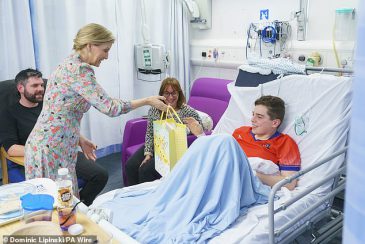 82694269-13219461-Another_patient_Sophie_pictured_left_met_was_James_Sinnett_pictu-a-38_1710954857180