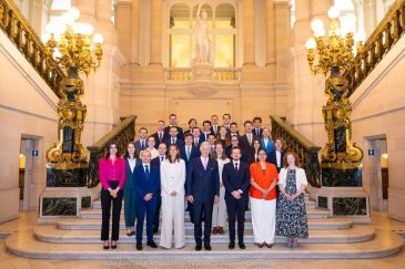 The stagiair diplomats meet King Filip in the Royal Palace of Brussels