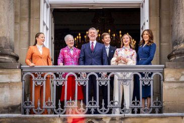 roi-frederik-x-57-ans-anniversaire-balcon-famille