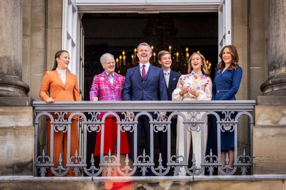 roi-frederik-x-57-ans-anniversaire-balcon-famille