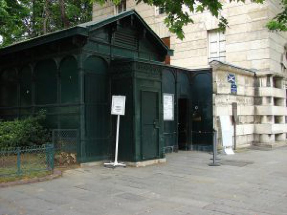Paris_Catacombs_Entrance