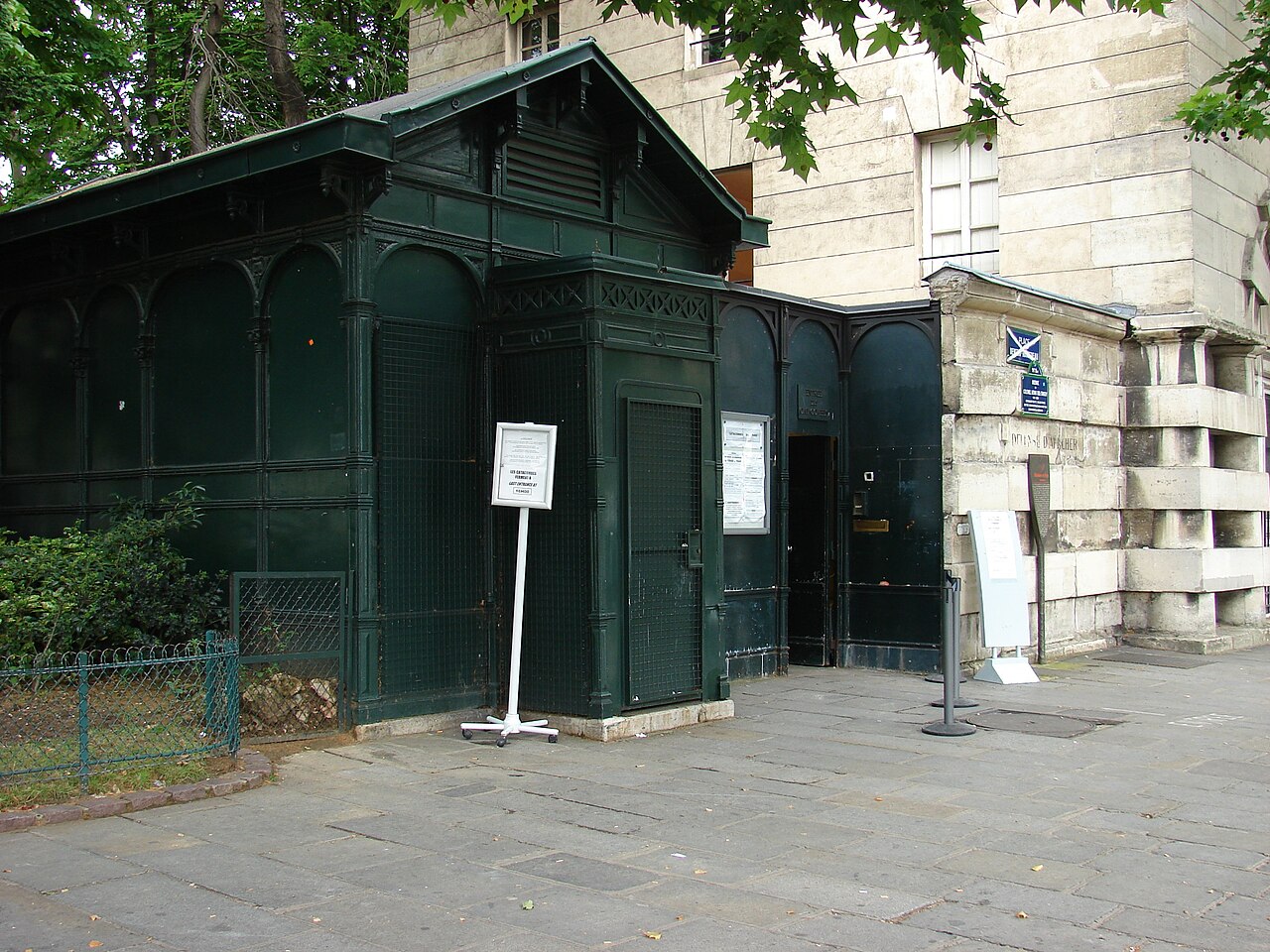 Paris_Catacombs_Entrance