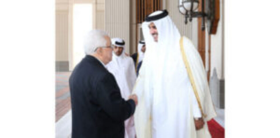L&rsquo;émir du Qatar reçoit le président Abbas