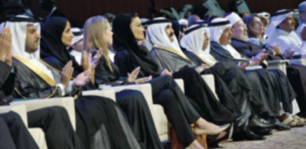 L&rsquo;émir père et la sheikha Mozah à des remises de diplômes