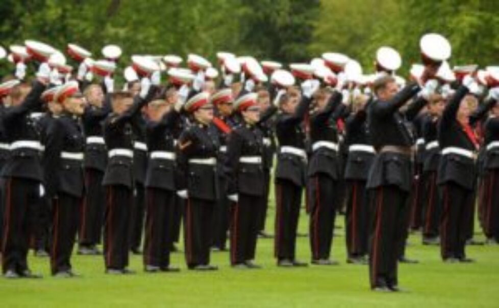 Le duc d&rsquo;Edimbourg à la parade des cadets de la marine