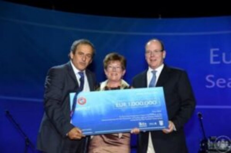 Albert de Monaco assiste à la remise d&rsquo;un chèque à une association