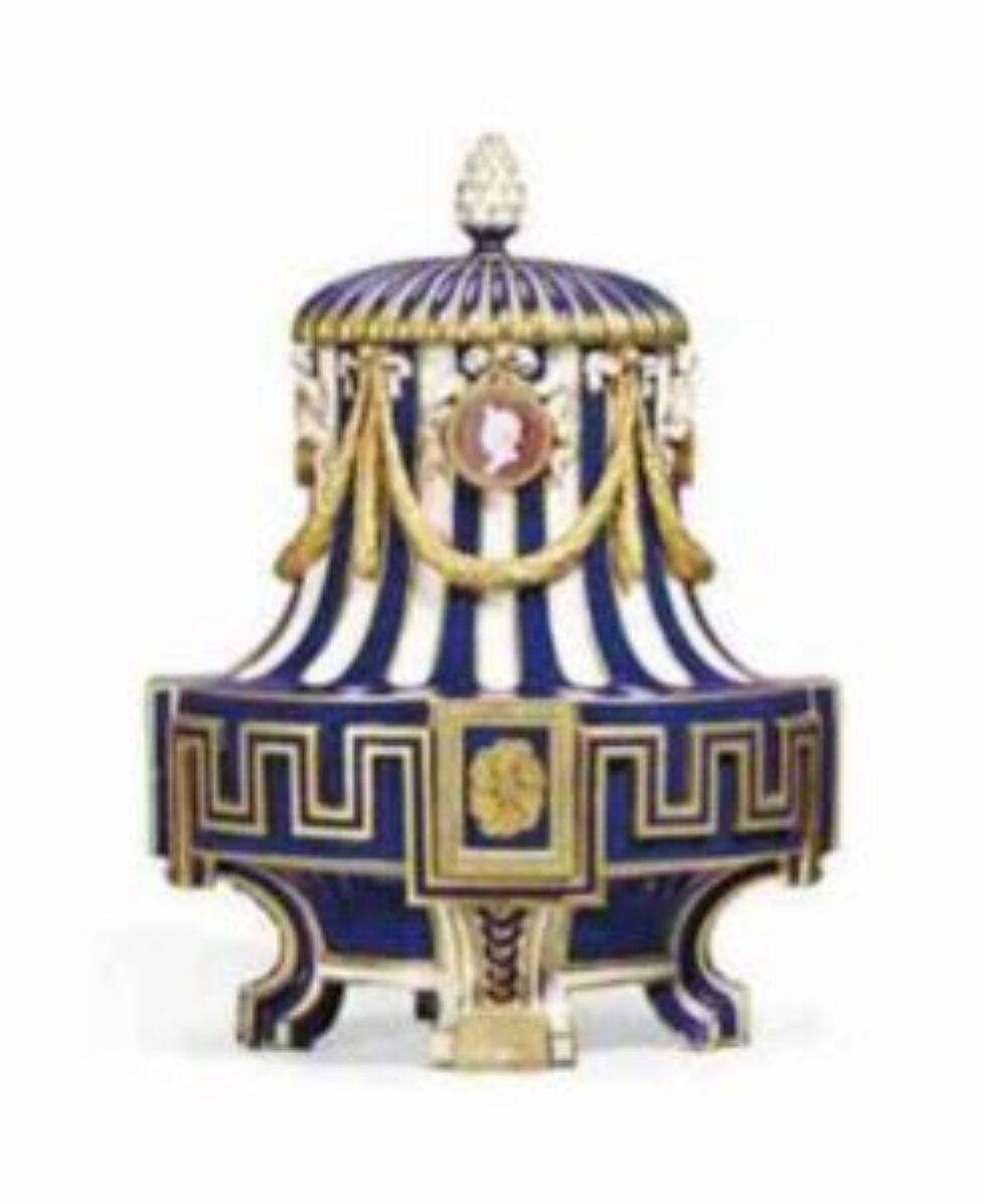 vase_grec_a_medaillon_et_son_couvercle_en_porcelaine_de_sevres_du_xvii_d5838995h