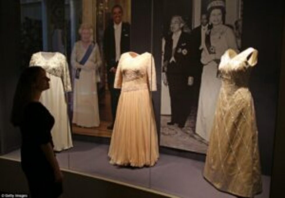 2AC6E20600000578-3172560-Evening_dresses_worn_by_Queen_Elizabeth_II_for_state_banquets-a-21_1437683711597