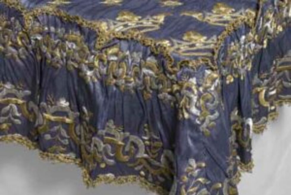 Bordtäcke i sidentaft med Karl XI:s monogram.