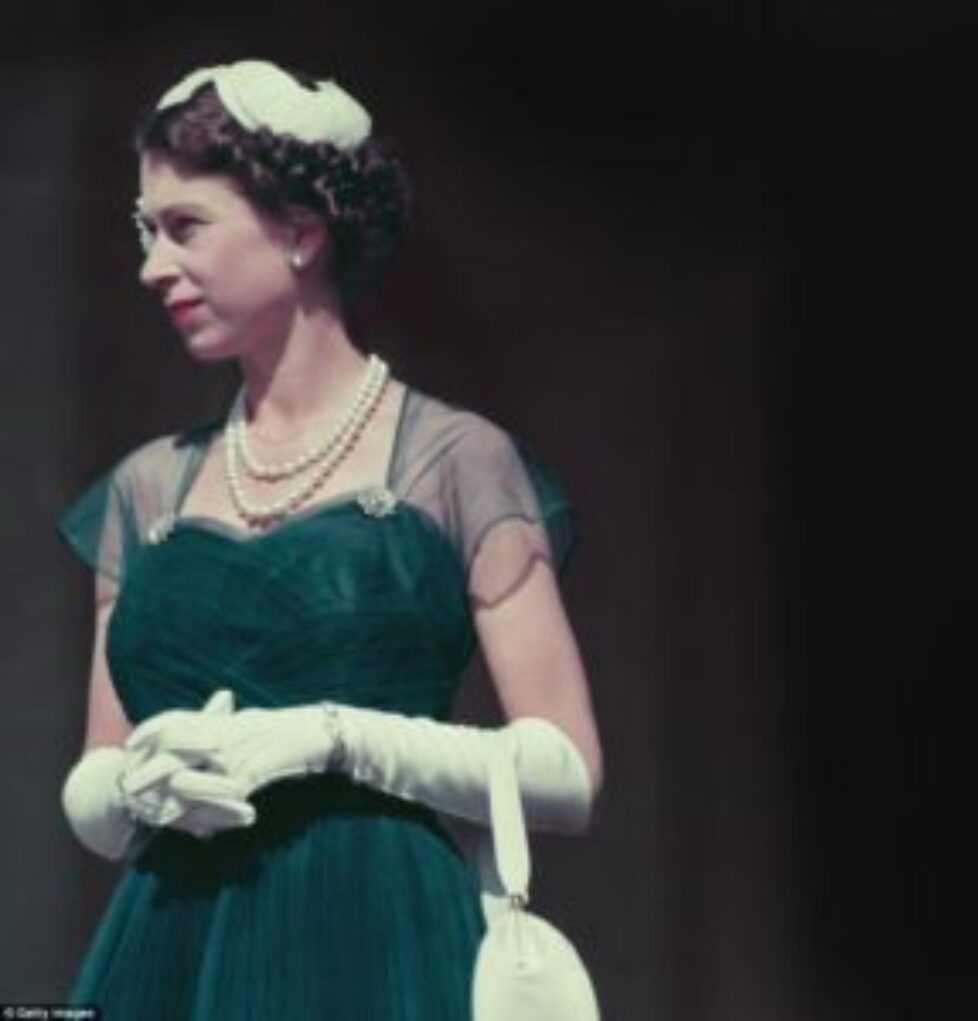 2E42BDE400000578-3309563-Queen_Elizabeth_II_pictured_in_Australia_in_1954_in_a_bottle_gre-a-30_1447123246927