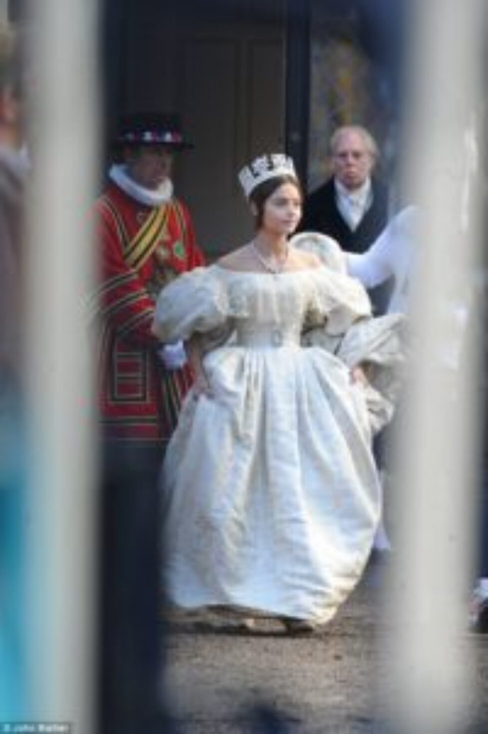 2E4426D900000578-3310671-Crown_jewels_Jenna_hitched_up_her_beautiful_dress_as_she_made_he-a-191_1447153916367