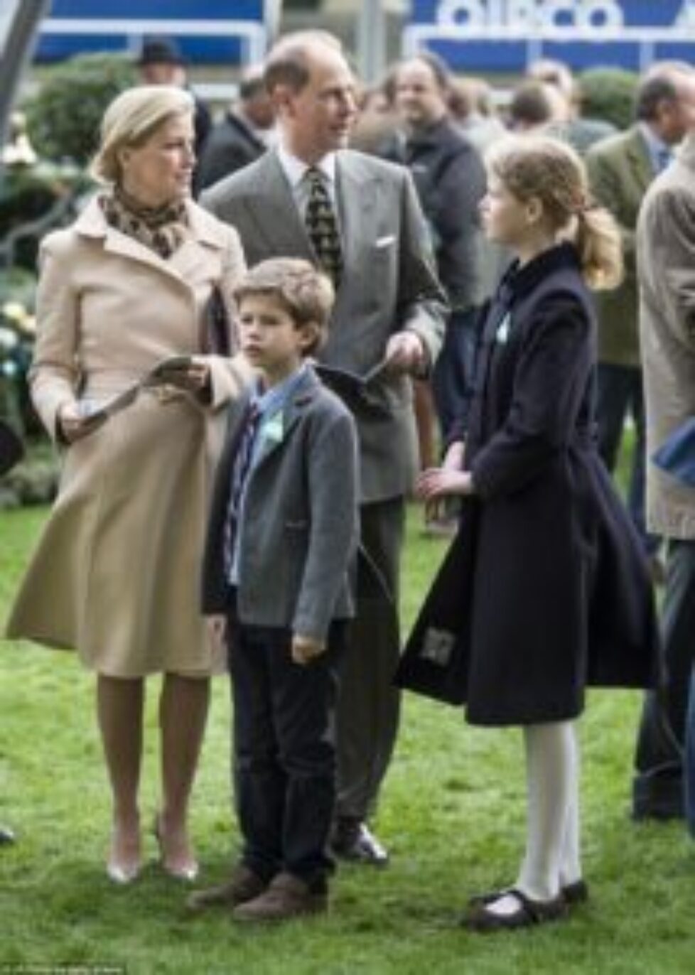 2F82061F00000578-3367295-Royal_day_out_The_royals_all_looked_immaculate_with_Sophie_of_We-a-4_1450568935722