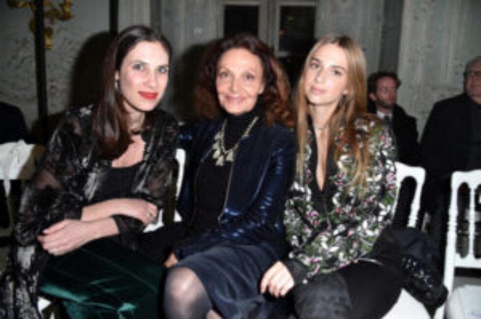 Giambattista+Valli+Front+Row+Paris+Fashion+9ehOL_wfUYvl
