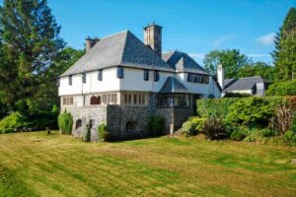 3D157B6200000578-4214870-The_Grade_I_listed_Ferry_Inn_pictured_originally_built_for_Queen-a-1_1486840631730