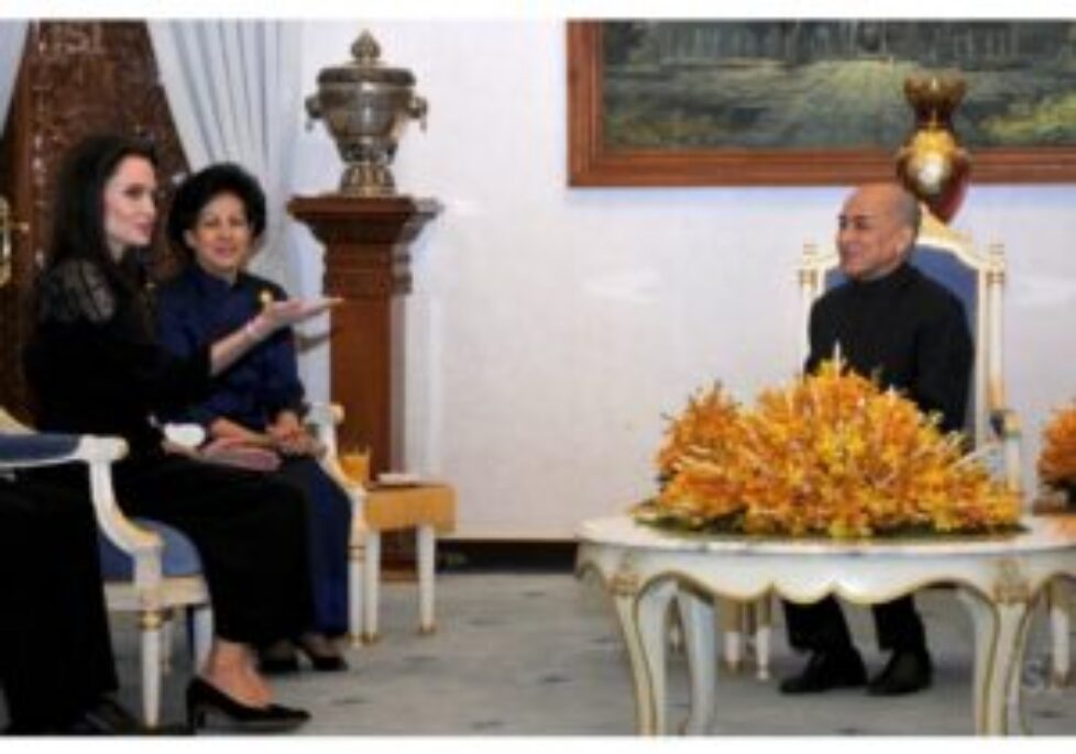en-face-du-roi-norodom-sihamoni-photo-afp-1487416454