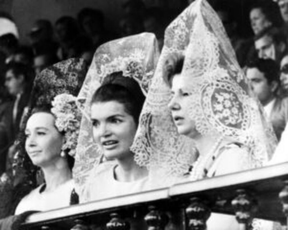 jackie_jennedy_con_la_duquesa_de_alba_durante_una_corrida_de_toros_el_21_de_abril_de_1966_en_sevilla_6032_863x
