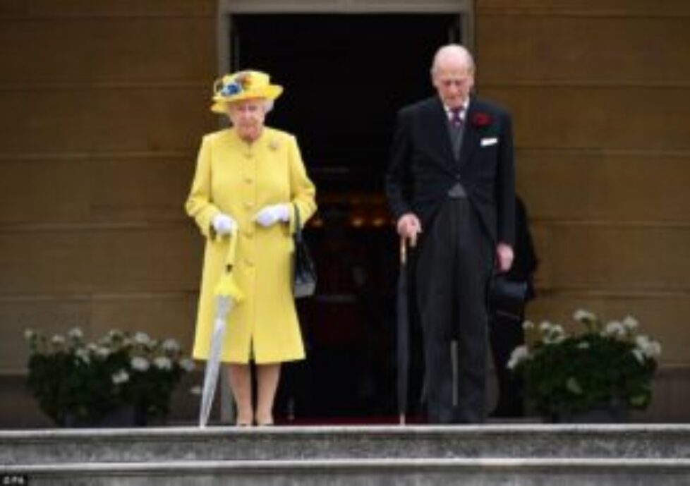40B5354200000578-4533676-The_Queen_and_the_Duke_of_Edinburgh_led_their_guests_at_a_Buckin-a-25_1495562605644