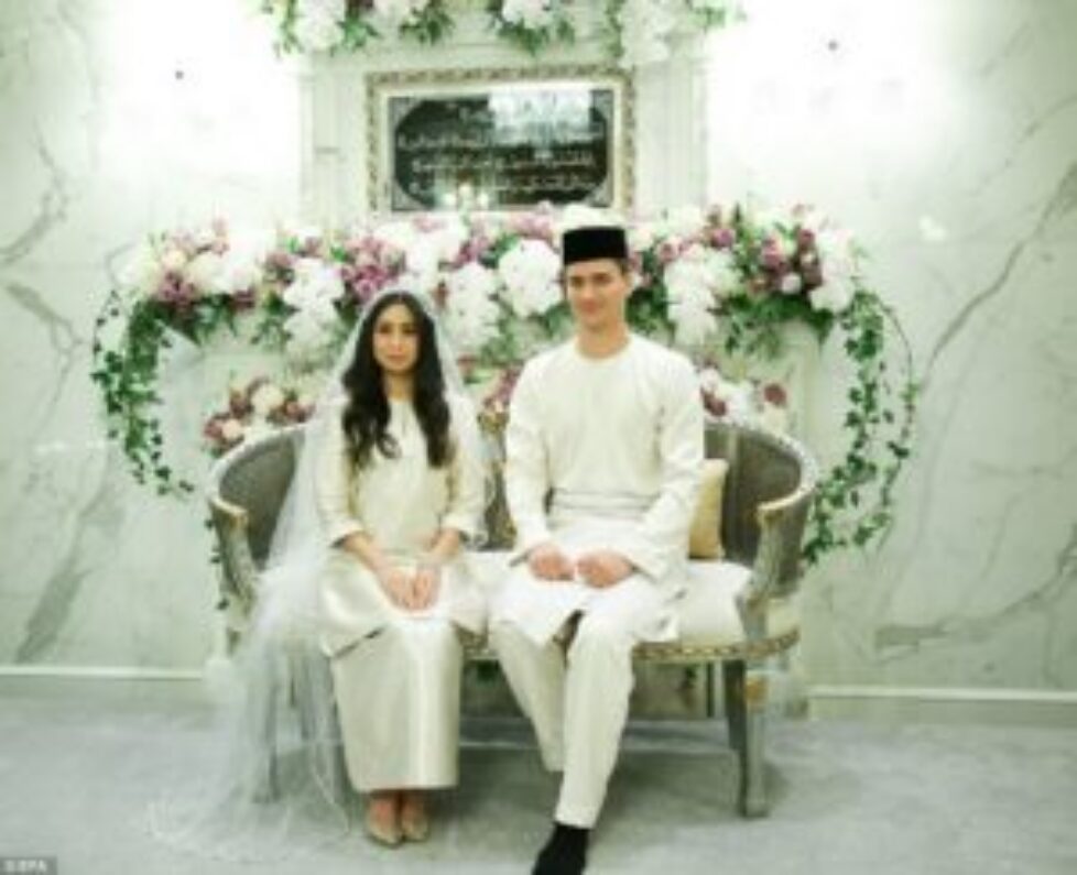 433E0C1E00000578-4788292-A_fairy_tale_Johor_Princess_Tunku_Tun_Aminah_Sultan_Ibrahim_and_-m-72_1502721742038