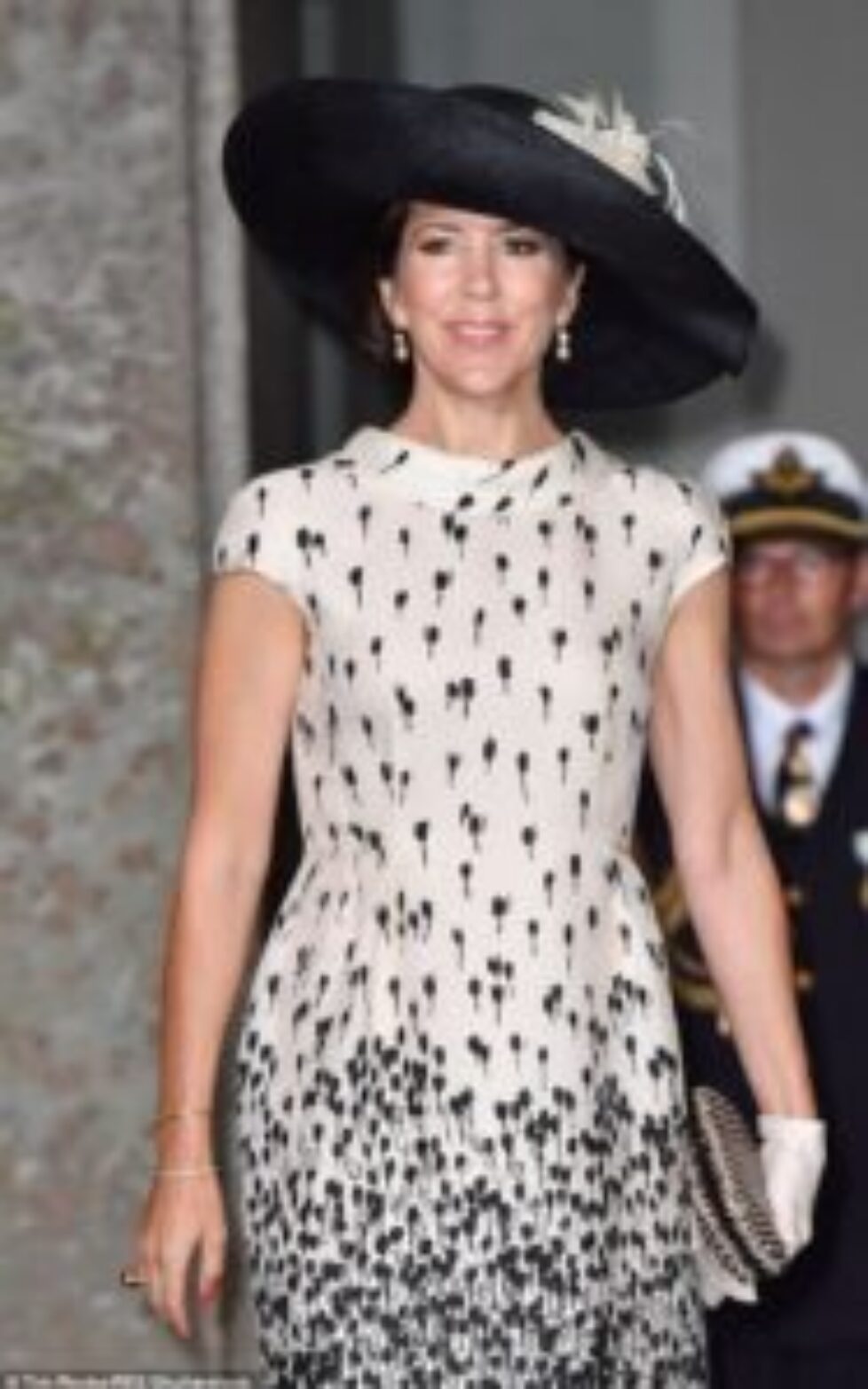 34AF9B8900000578-3612631-Crown_Princess_Mary_of_Denmark_stuns_once_again_as_attends_the_c-a-1_1464350854540
