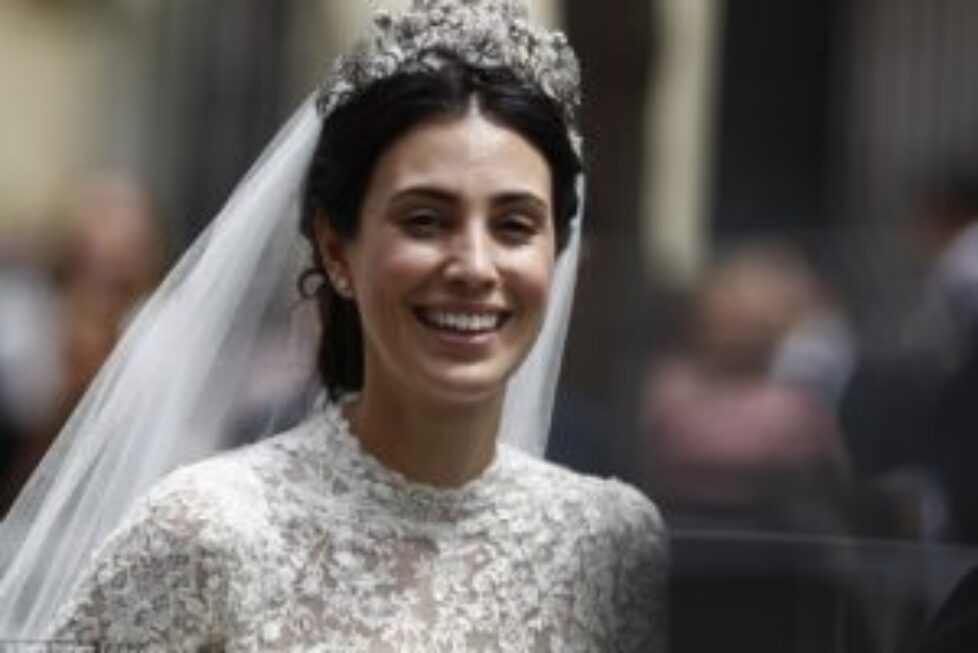 4A43AF2500000578-5509369-All_smiles_The_gorgeous_bride_worked_as_lawyer_and_more_recently-a-18_1521237742784