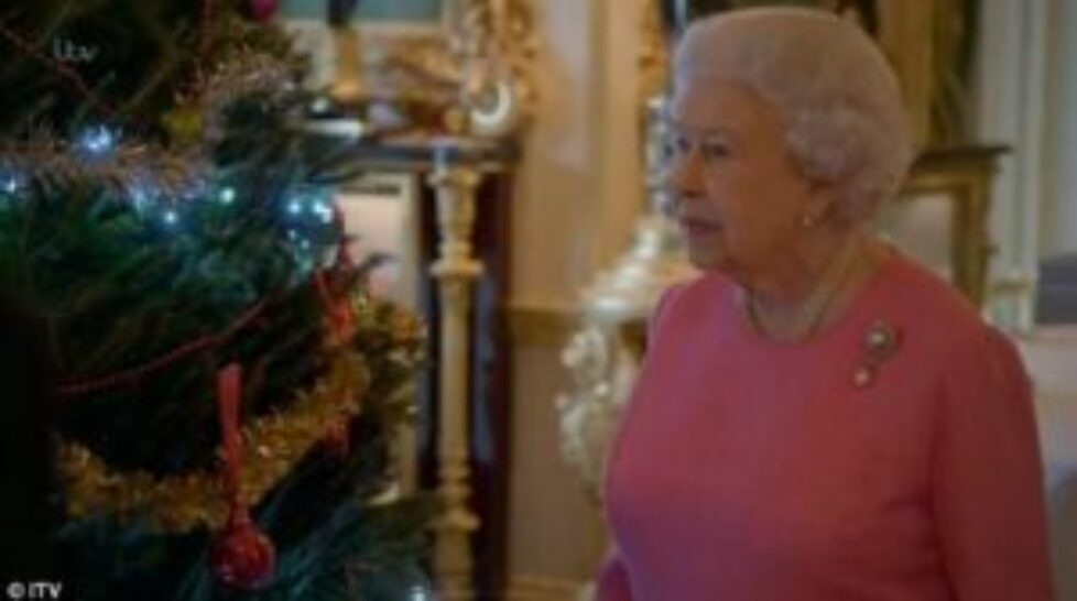 4B3A38EB00000578-5622415-Getting_into_the_Christmas_spirit_In_the_festive_scene_the_Queen-a-49_1523916776594